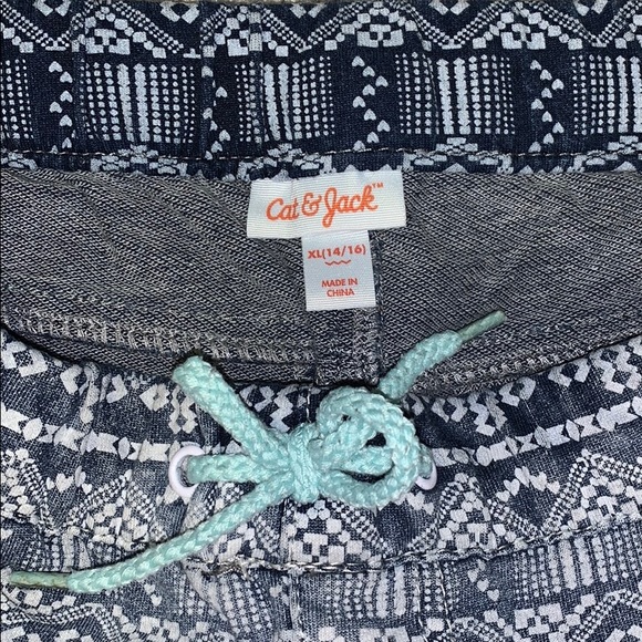 A blue and white jegging shorts. - Picture 3 of 3